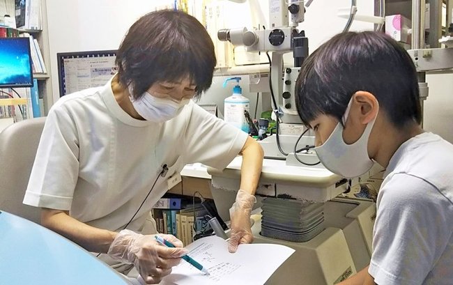 近視が進む児童に対し、スマートフォンやゲームの使い方に注意を促す市岡伊久子院長＝松江市朝日町、市岡眼科
