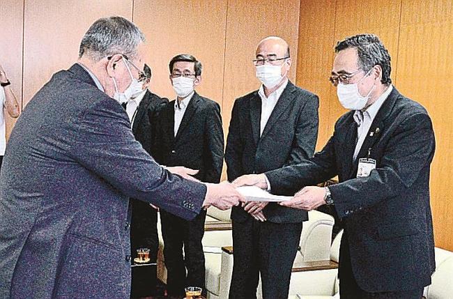 鳥取商工会議所の児嶋祥悟会頭（左）に要請書を渡す鳥取市の深沢義彦市長＝同市本町３丁目、鳥取商工会議所