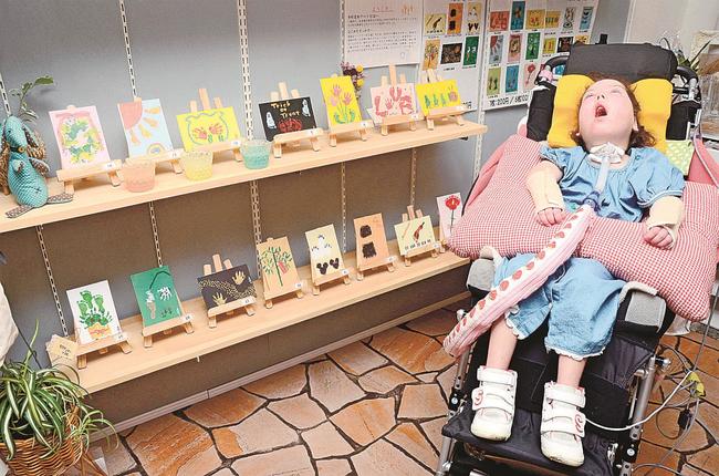 リチャードソン恵美里さん（右）が作ったずらりと並ぶポストカード＝米子市茶町、でんき屋の営む雑貨店・Ｂｒｉｃｏｌａｇｅ