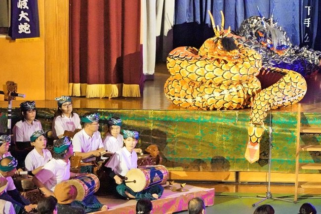 石見神楽の創作演目を披露する神楽団とミサト・サリのメンバー＝島根県美郷町粕渕、邑智小学校体育館