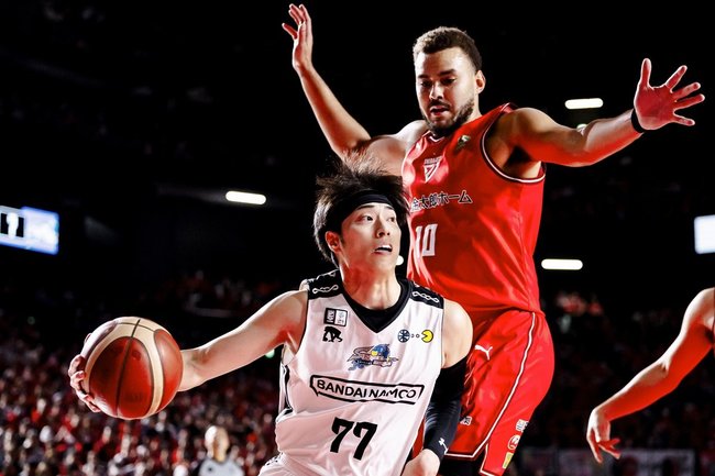 【第１４戦・島根－千葉Ｊ】ドリブルで攻め込む島根の岡田侑大（左）＝ららアリーナ東京ベイ