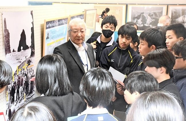 竹島周辺へ行った久見の漁師について語る八幡智之さん（中央）＝島根県隠岐の島町久見、久見竹島歴史館
