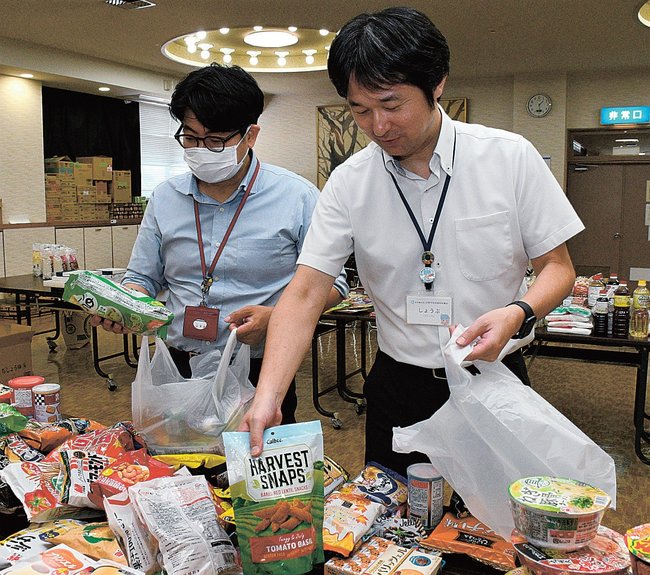 配布する食料品や日用品を準備する出雲市社会福祉協議会の職員＝出雲市今市町、市社会福祉センター