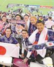 １次リーグのドイツ戦を現地で観戦し、遠藤航の活躍を見届けた高橋奨さん（右端）＝ドーハ