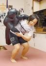 クラブがない日は、自宅のトレーニングルームで２５キロの人形の投げ込み練習する小野こなみさん＝松江市中原町の自宅
