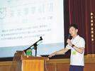 生徒に活発なアイデアを寄せてもらうよう呼びかける吉田健太郎さん＝松江市菅田町、島根大教育学部付属義務教育学校後期課程
