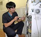 人工透析装置の内部を点検する高見晃樹さん