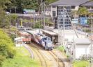 普通列車（左）とトロッコ列車「奥出雲おろち号」が並んで停車するＪＲ出雲三成駅＝奥出雲町三成