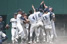 夏の甲子園出場を決め、喜ぶ大社ナイン＝島根県立浜山公園野球場