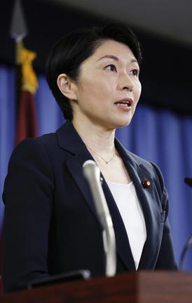 記者会見する自民党の小渕優子選対委員長＝１３日午前１１時、東京・永田町の党本部