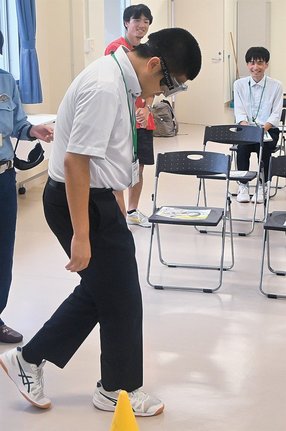 飲酒ゴーグルを体験する大学生=松江市菅田町、島根大付属義務教育学校