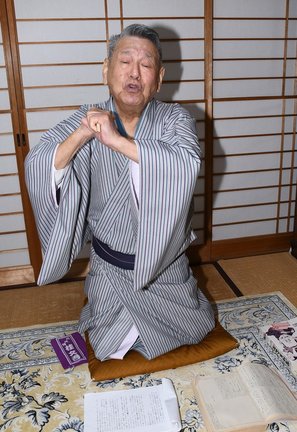 先々代が作った「らくだ」の稽古に励む六代目桂文吾さん＝米子市皆生温泉２丁目