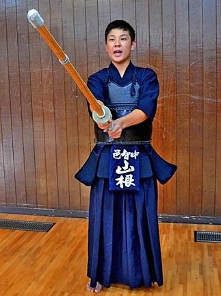 掛け声を上げ、稽古に励む山根平さん＝島根県美郷町粕渕、邑智中学校武道場