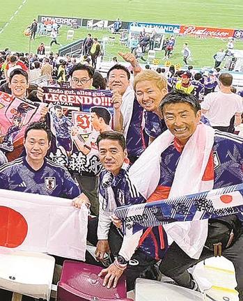 １次リーグのドイツ戦を現地で観戦し、遠藤航の活躍を見届けた高橋奨さん（右端）＝ドーハ
