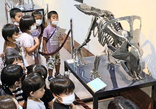 ロトケラトプスの鉄製オブジェを鑑賞する園児＝大田市三瓶町、サヒメル