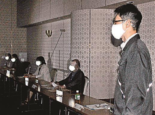 反射マスクを付けたモデル（右）と、協議会の出席者＝松江市殿町、サンラポーむらくも