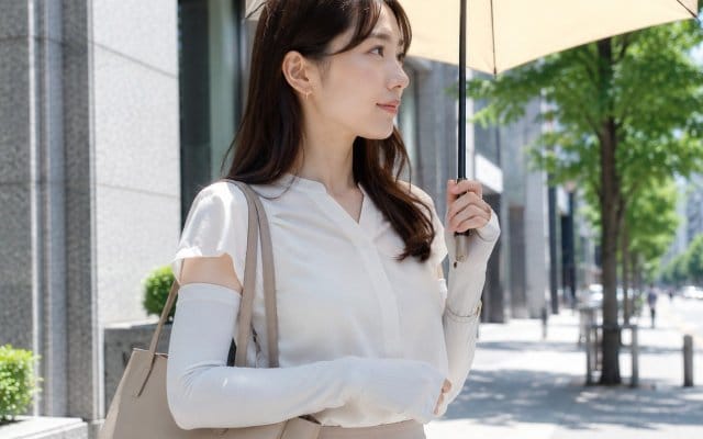 通勤や外出時の日焼け対策に人気のアームカバー ※写真はイメージ