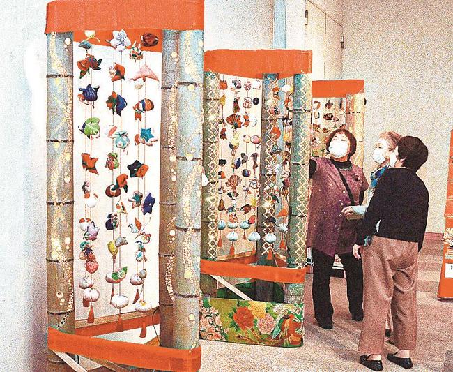 華やかに展示されたつるし飾りと竹あかり＝出雲市浜町、出雲文化伝承館