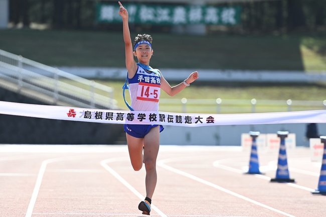 【女子】１位でゴールテープを切る平田のアンカー福田美紅＝県立浜山公園陸上競技場