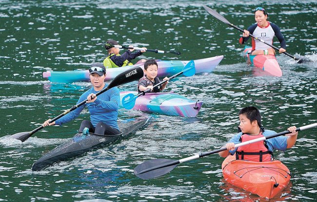 細見茉弥（左端）、浦田樹里（右奥）両選手とカヌーを楽しむ子どもたち＝島根県美郷町信喜