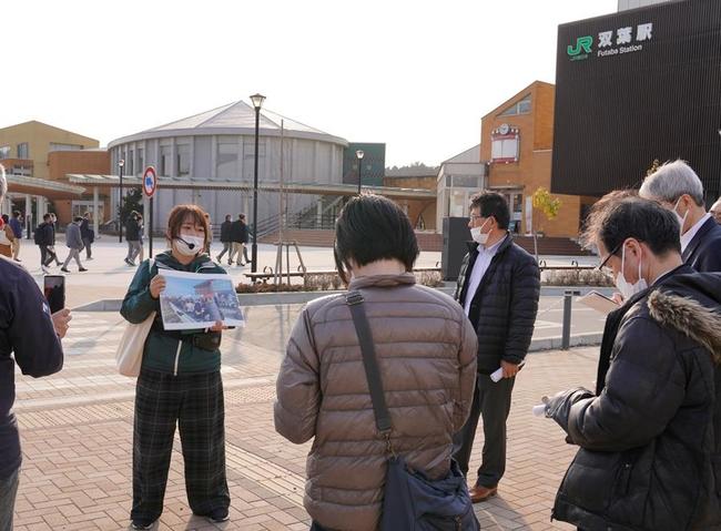 福島県双葉町の復興状況を説明する「ふたばプロジェクト」のメンバー（手前左から２人目）＝７日