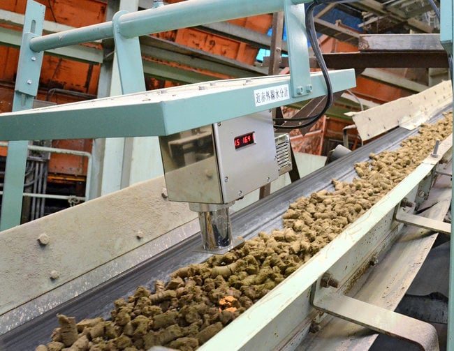 シバオが開発した近赤外線を用いた粘土水分率計測装置＝大田市水上町、同社