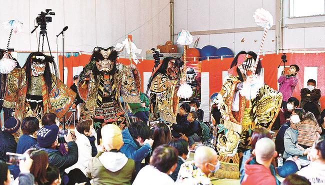 演目「鈴鹿山」で客席から登場する鬼＝益田市下種町、種公民館ふれあいホール