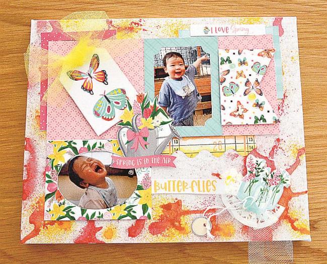 色味を合わせた飾りやリボンなどを貼り、完成した作品