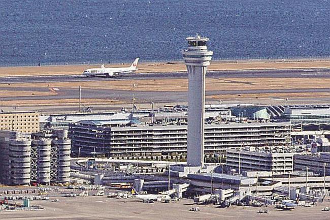 運用再開した羽田空港のＣ滑走路（奥）と管制塔＝８日午前（共同通信社ヘリから）