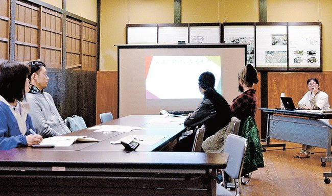 日本語の言い換え表現を学ぶ参加者∥島根県津和野町後田、藩校養老館