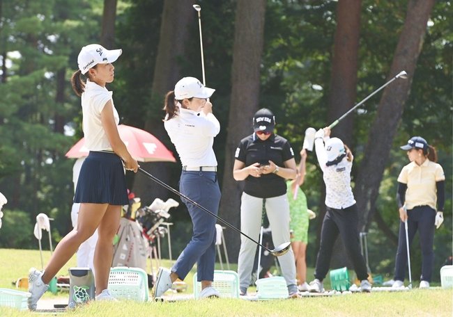 本番に向けて調整する選手たち＝鳥取県伯耆町丸山、大山平原ゴルフクラブ