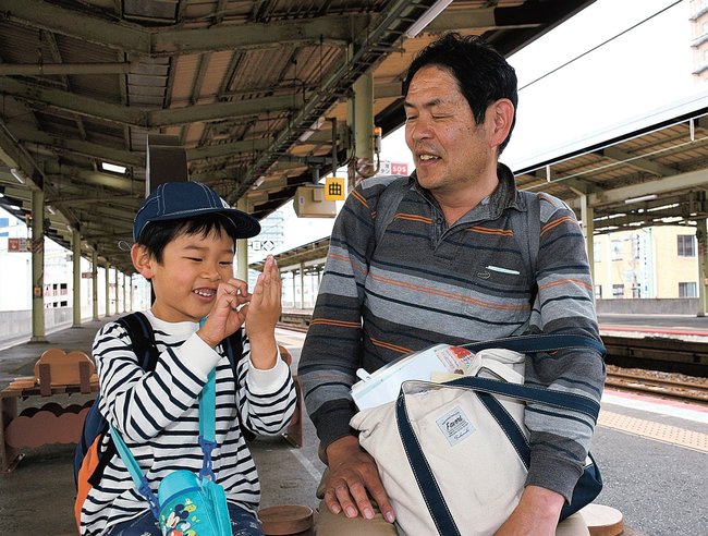 山陰での思い出を語り合う親子＝松江市朝日町、ＪＲ松江駅