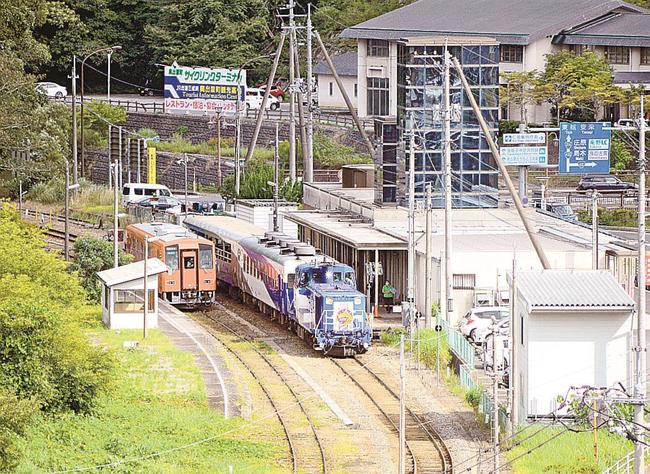普通列車（左）とトロッコ列車「奥出雲おろち号」が並んで停車するＪＲ出雲三成駅＝奥出雲町三成