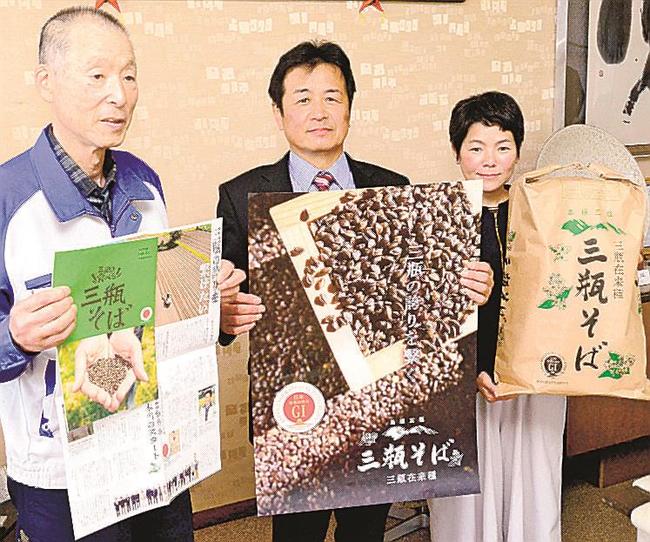 作成したパンフレットやポスターを披露する協議会員＝大田市大田町、同市役所