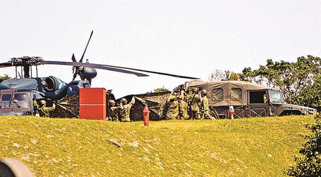 海底から引き上げられた人の移送作業に当たる自衛隊員。不明者の早期発見と、原因究明の手掛かりとなる機体の早期回収が待たれる＝１８日、沖縄県宮古島市の空自宮古島分屯基地