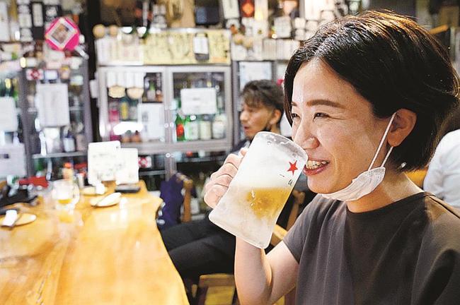 緊急事態宣言が解除され、名古屋・栄の居酒屋で生ビールを楽しむ客＝２１日午後５時３７分