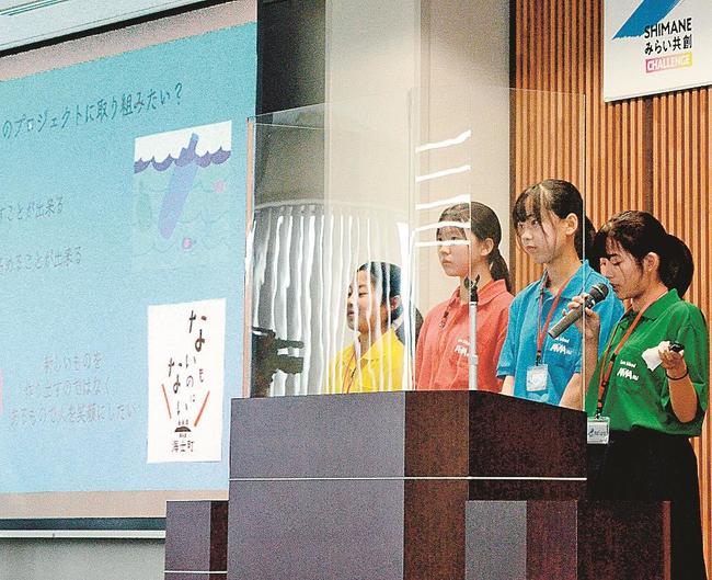 取り組むプロジェクトを発表する高校生たち＝松江市東本町５丁目、島根電工