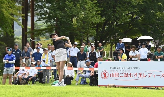 観客が見守る中、ティーショットを放つ選手＝鳥取県伯耆町丸山、大山平原ゴルフクラブ