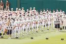 第１０３回全国高校野球選手権大会の開会式で行進する米子東ナイン＝１０日、甲子園球場