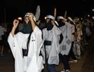 独特の衣装に身を包み、津和野踊りを披露する参加者＝島根県津和野町後田、殿町通り