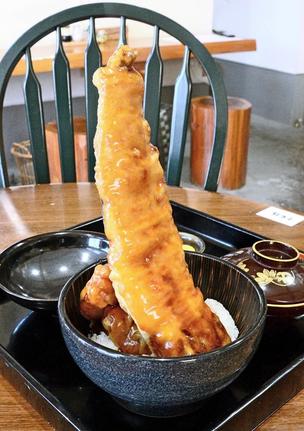 ボリューム満点の「あなご天丼」＝大田市五十猛町、海の店ささき