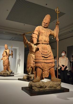 萬福寺（大寺薬師）に所蔵される国重要文化財「四天王立像」を鑑賞する来場者＝松江市袖師町、県立美術館