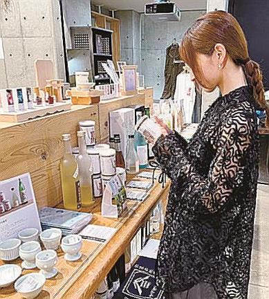 セレクトされた島根の商品を眺める来店客（アーバンリサーチ提供）