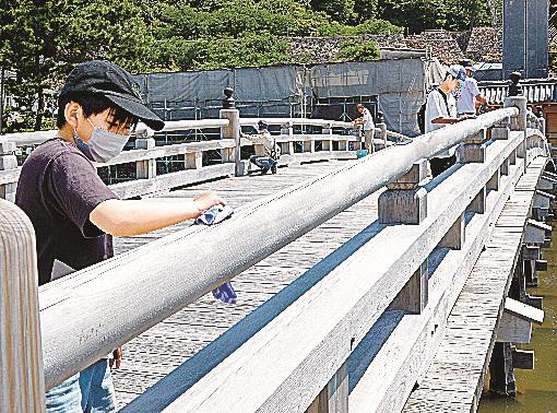 擬宝珠橋を拭く参加者＝鳥取市東町２丁目