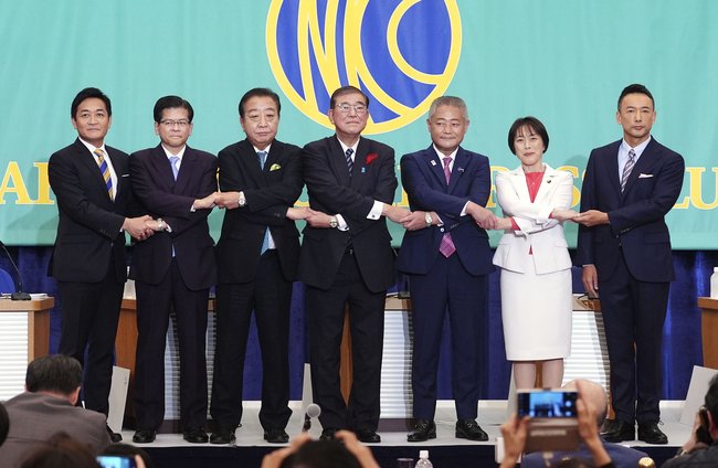 衆院選公示を控え、日本記者クラブ主催の討論会で手をつなぐ与野党７党首＝１２日午後、東京・内幸町の日本記者クラブ