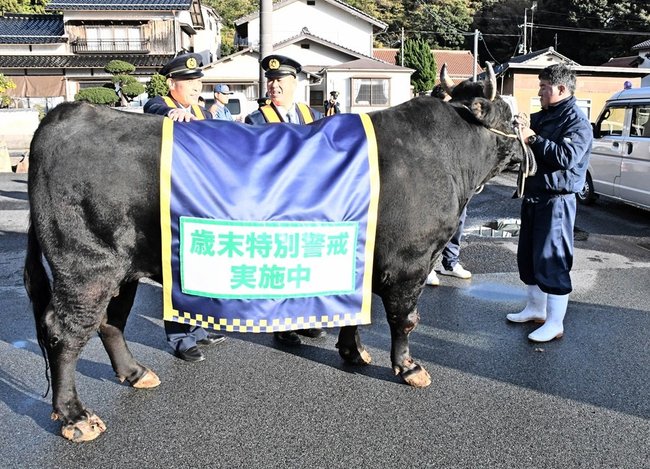 防犯団体の車を見送る隠岐の島号と署員＝島根県隠岐の島町西町、隠岐島文化会館