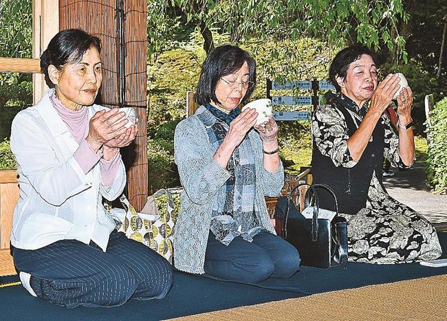 新緑の中、一服を楽しむ来場者＝益田市高津町、島根県立万葉公園やすらぎの家