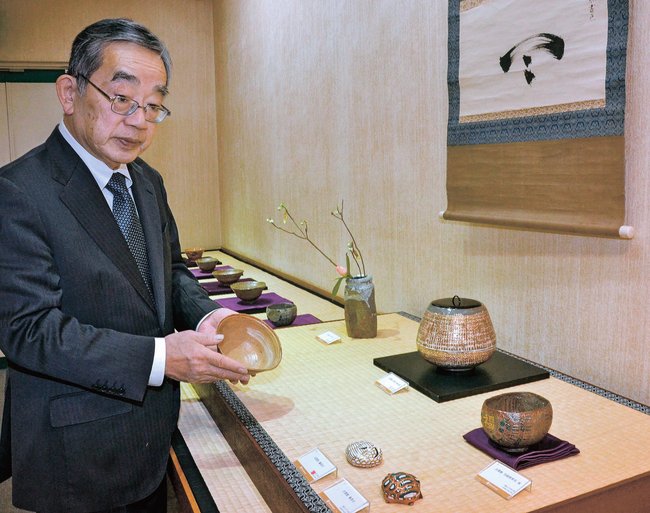 「古希記念展」の出展作を手に取る１２代長岡住右衛門空郷さん＝米子市角盤町１丁目、ＪＵ米子高島屋