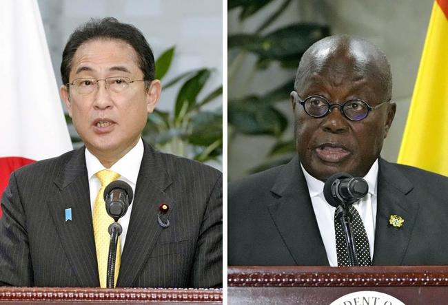 共同記者発表する岸田首相（左）とガーナのアクフォアド大統領＝１日、アクラ（共同）