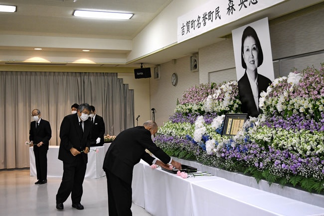 森英恵さんのお別れの会で献花する参列者＝島根県吉賀町六日市、六日市基幹集落センター